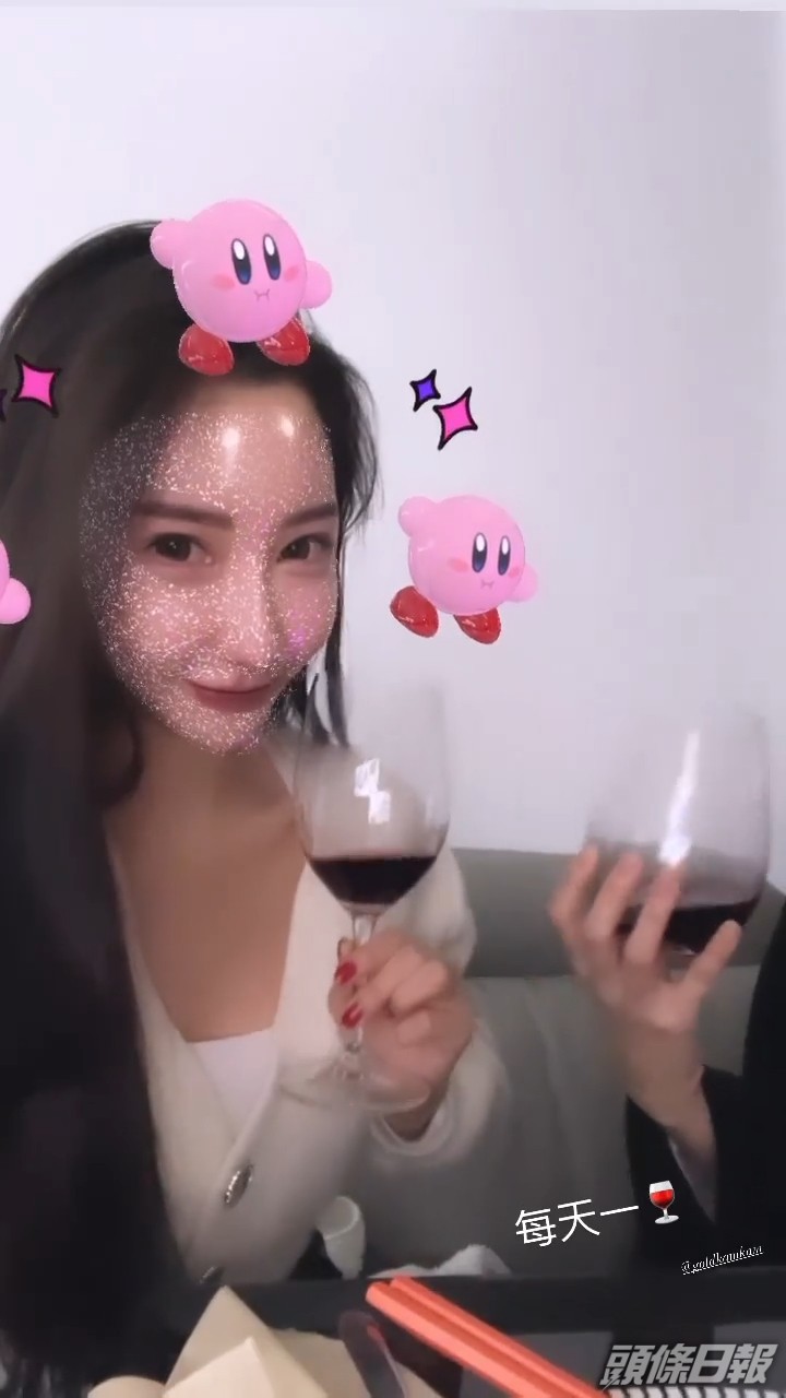 跟女友人大歎紅酒，表現風騷。